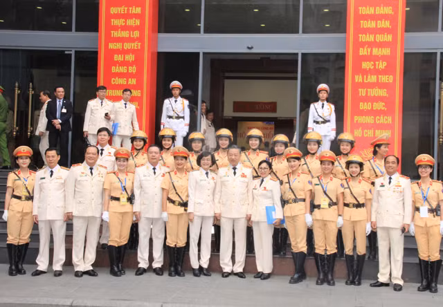 Bộ trưởng Tô Lâm và các đại biểu với đội nữ CSGT dẫn đoàn