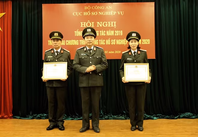 Thừa uỷ quyền của Bộ trưởng, Thiếu tướng Tô Văn Huệ, Cục trưởng trao Bằng khen của Bộ Công an tặng các đơn vị có thành tích xuất sắc