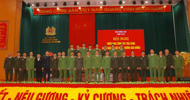 Thứ trưởng Lê Quốc Hùng và các đại biểu dự Hội nghị