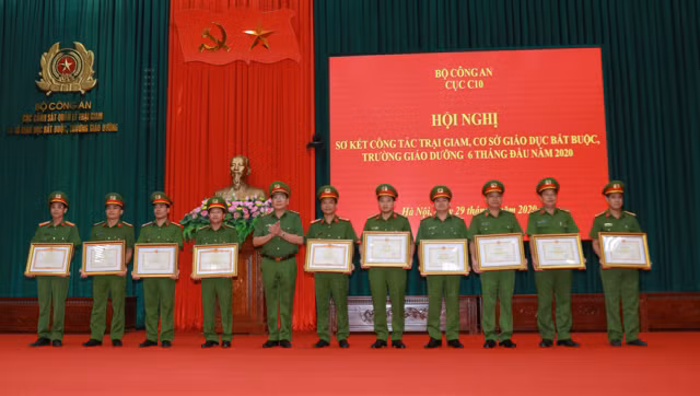 Ban Tổ chức trao Bằng khen của Bộ trưởng Bộ Công an cho các tập thể, cá nhân