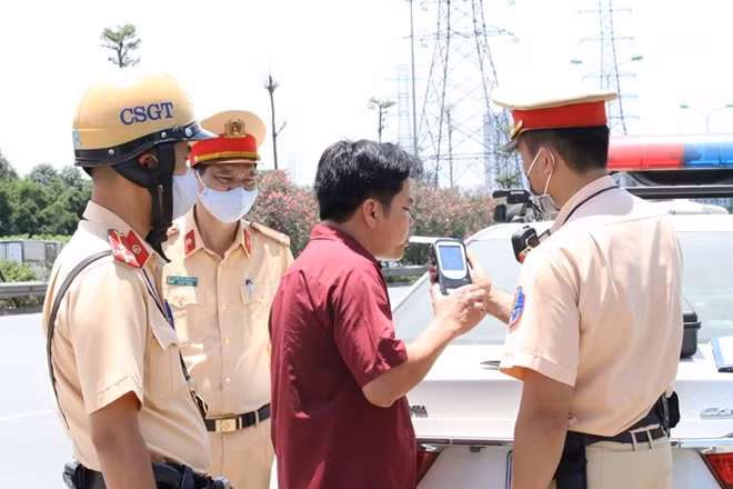 Kiểm tra nồng độ cồn.