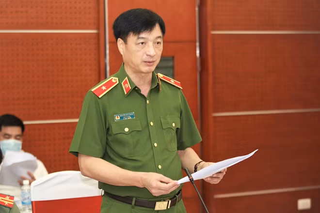 Thứ trưởng Nguyễn Duy Ngọc trình bày tờ trình dự án Luật Bảo đảm TTATGT