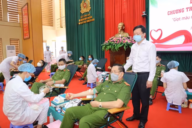 Trung tướng Hồ Thanh Đình, Cục trưởng Cục Cảnh sát QLTG, CSGDBB, TGD tham gia hiến máu