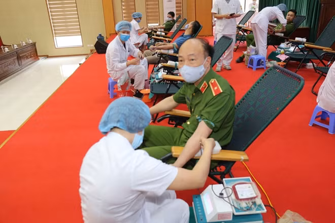 Thiếu tướng Phạm Văn Thế, Phó Cục trưởng Cục Cảnh sát quản lý tạm giữ, tạm giam và thi hành án hình sự tại cộng đồng tham gia hiến máu