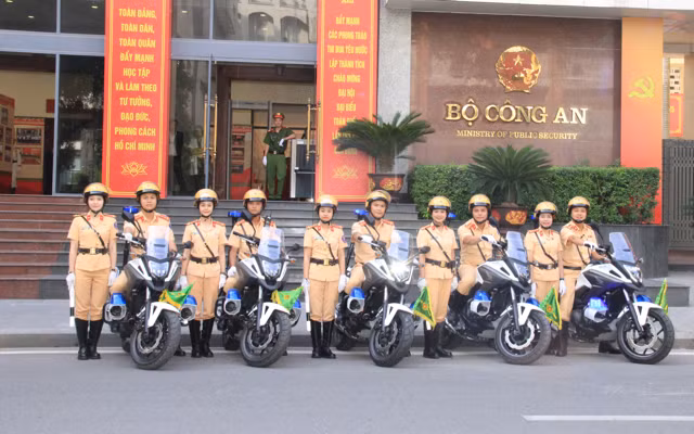 Đội hình CSGT chuẩn bị dẫn đoàn