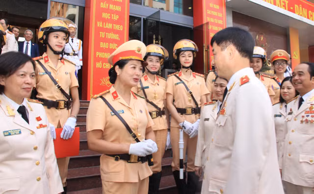Thứ trưởng Nguyễn Duy Ngọc động viên các cán bộ nữ CSGT dẫn đoàn