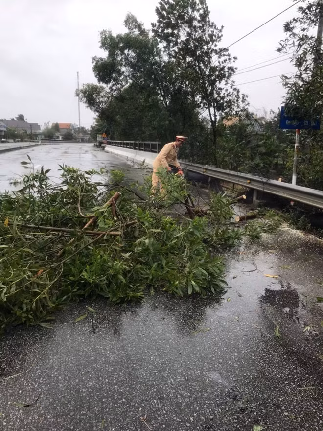 CSGT dọn đường để các phương tiện có thể lưu thông an toàn