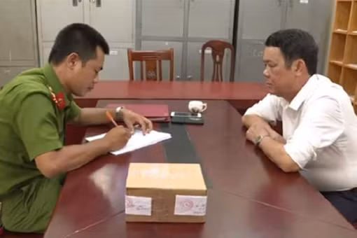 Bắt khẩn cấp giám đốc dùng súng đe doạ người đi đường