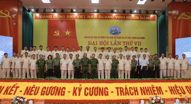 Thứ trưởng Lê Quốc Hùng với các đại biểu dự Đại hội