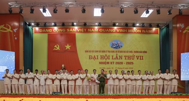 Thứ trưởng Lê Quốc Hùng tặng hoa chúc mừng đồng chí Bí thư Đảng bộ và Ban Chấp hành khoá mới