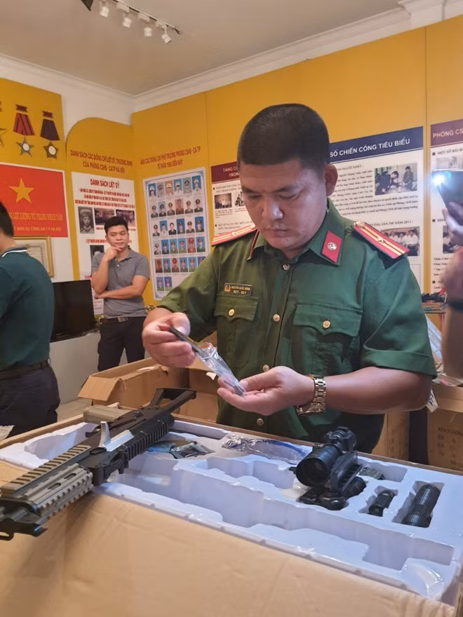 Súng có đầy đủ các bộ phận như súng quân dụng