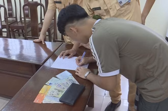 Anh Nguyễn Đương Tuấn ký nhận lại tài sản do CSGT Bắc Ninh bàn giao