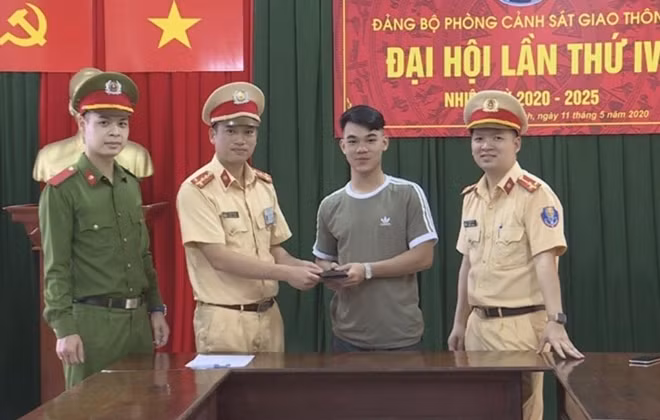 Tổ công tác bàn giao tài sản cho anh Nguyễn Đương Tuấn