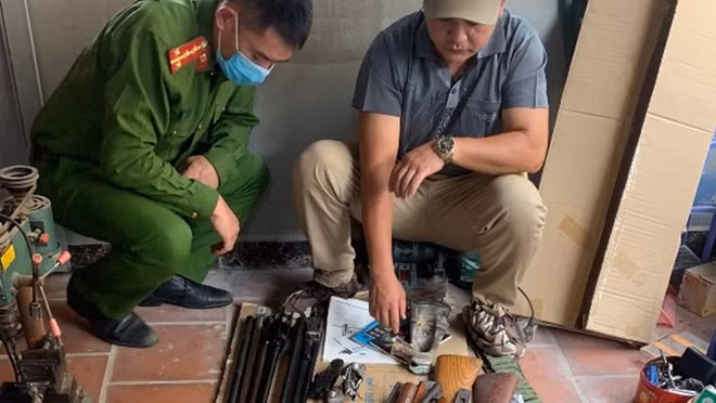 Công an khám xét "kho" vũ khí của đối tượng