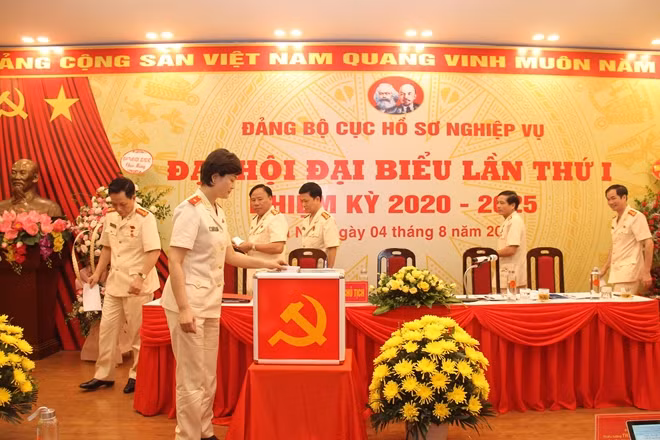 Đại hội bỏ phiếu bầu Đảng uỷ nhiệm kỳ mới.
