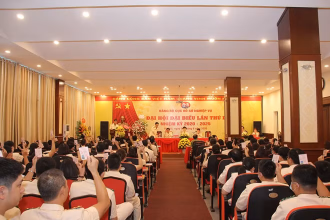 Các đại biểu biểu quyết giới thiệu nhân sự để bầu Đảng uỷ nhiệm kỳ 2020-2025