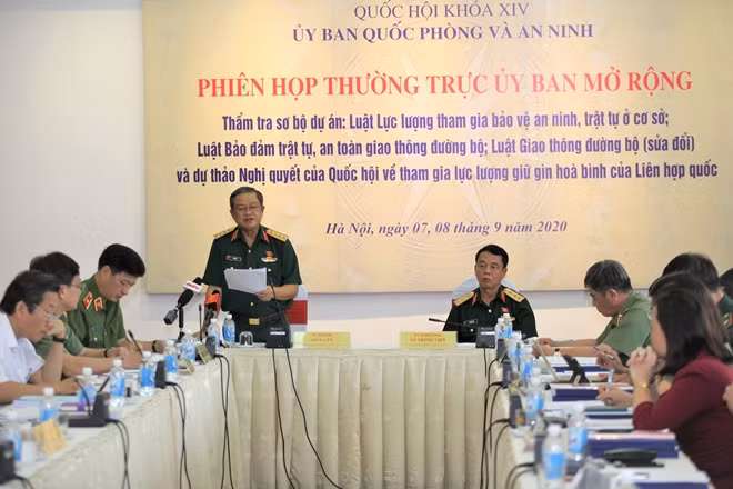 Phó Chủ tịch Quốc hội Đỗ Bá Tỵ phát biểu tại phiên họp