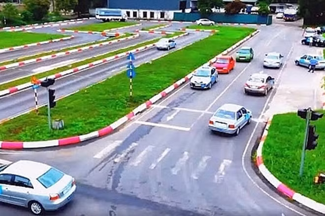 Sát hạch Giấy phép lái xe (ảnh minh hoạ)