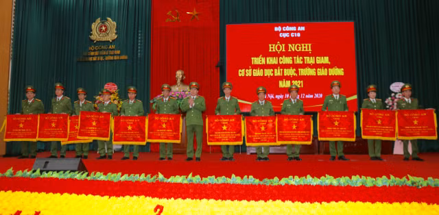 Thứ trưởng Lê Quốc Hùng trao Cờ Thi đua của Bộ Công an tặng các đơn vị