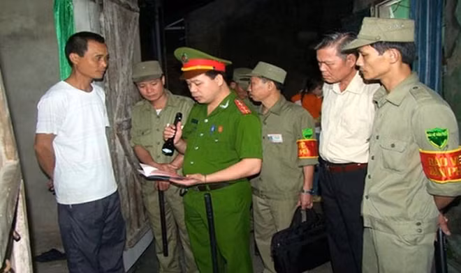 Cảnh sát khu vực kiểm tra sổ tạm trú của người dân