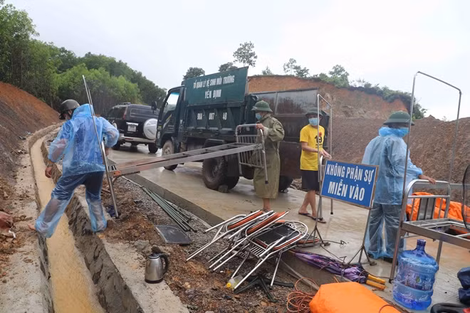 Cán bộ Công an huyện Sơn Động tham gia lập chốt chống dịch