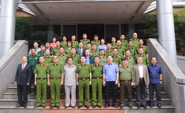Thứ trưởng Lê Quốc Hùng với các đại biểu dự Hội thảo