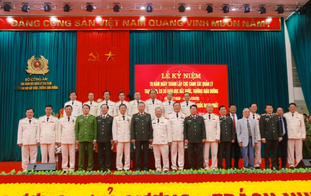 Các đồng chí lãnh đạo Bộ Công an và đại biểu tại Lễ Kỷ niệm Các đồng chí lãnh đạo Bộ Công an và đại biểu tại Lễ Kỷ niệm
