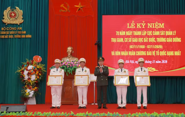 Bộ trưởng Tô Lâm trao Bằng Huân chương Bảo vệ Tổ quốc tặng các đồng chí có thành tích xuất sắc Bộ trưởng Tô Lâm trao Bằng Huân chương Bảo vệ Tổ quốc tặng các đồng chí có thành tích xuất sắc