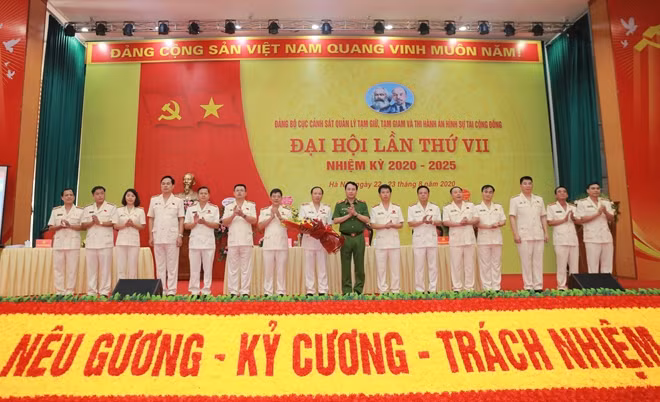 Thứ trưởng Lê Quốc Hùng chúc mừng Ban Chấp hành Đảng bộ nhiệm kỳ mới