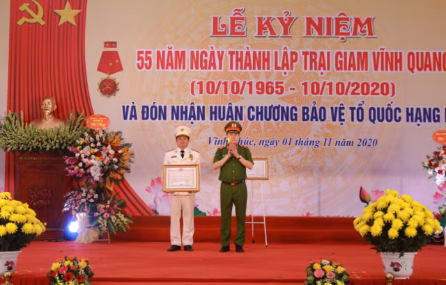 Thứ trưởng Lê Quốc Hùng trao Bằng Huân chương Bảo vệ Tổ quốc tặng Thượng tá Nguyễn Đức Phương