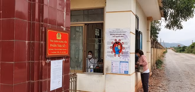 Trại giam Hoàng Tiến tổ chức tiếp nhận tiền lưu ký gia đình gửi cho phạm nhân