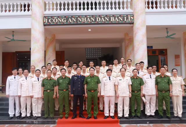 Thứ trưởng Lê Quốc Hùng với các đại biểu và CBCS trại giam Vĩnh Quang