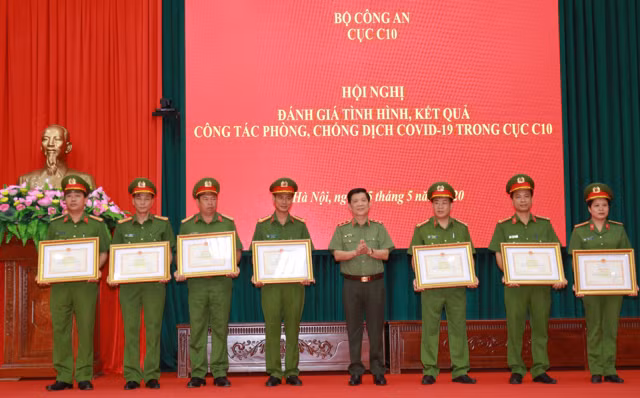 Thứ trưởng Nguyễn Văn Sơn trao Bằng khen của Bộ Công an tặng các đơn vị