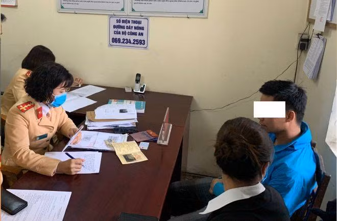 Lái xe Hoàng Văn Đ tại cơ quan công an