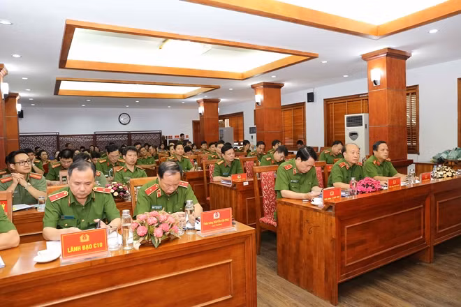 Thứ trưởng Lê Quốc Hùng với các đại biểu dự Hội nghị