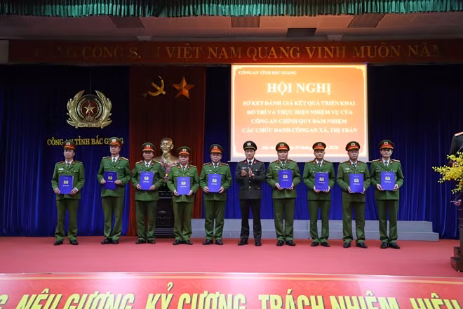 Thượng tá Nguyễn Quốc Toản, Giám đốc Công an Bắc Giang trao giấy khen cho cán bộ có thành tích xuất sắc