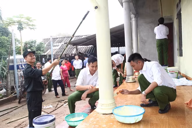 Cán bộ Công an Bắc Giang sửa nhà cho người dân