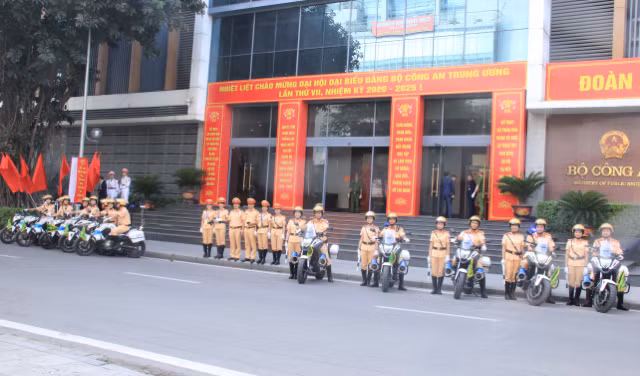 Đội hình CSGT chuẩn bị dẫn đoàn