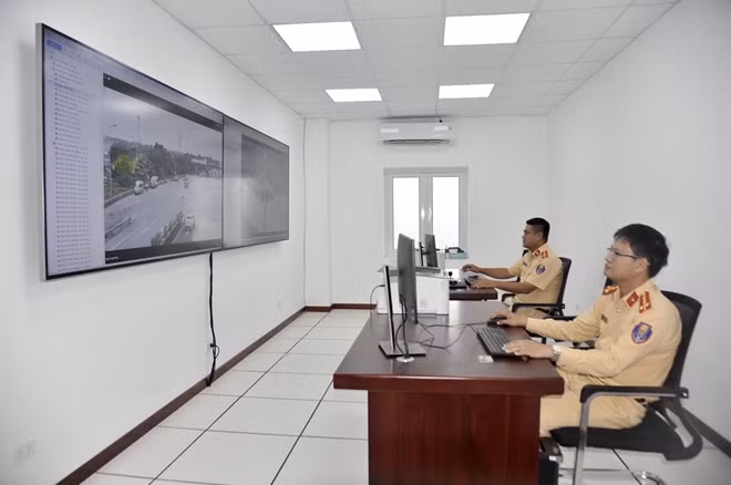 Cán bộ CSGT theo dõi vi phạm qua hệ thống camera