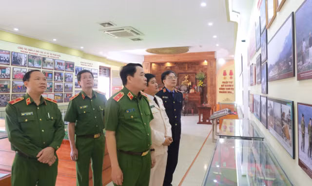 Thứ trưởng Lê Quốc Hùng và các đại biểu thăm phòng truyền thống của trại giam Vĩnh Quang