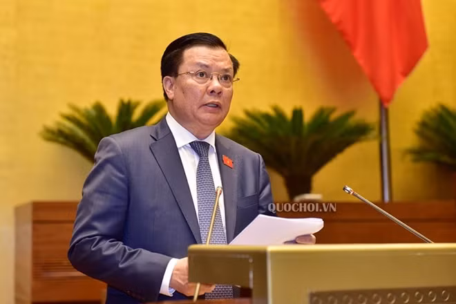 Bộ trưởng Bộ Tài chính Đinh Tiến Dũng trình bày dự thảo Nghị quyết