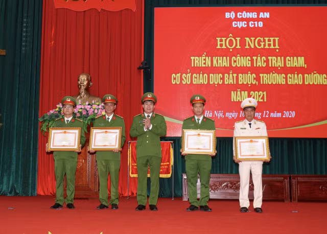 Thứ trưởng Lê Quốc Hùng trao Bằng khen của Thủ tướng Chính phủ tặng các tập thể, cá nhân có thành tích xuất sắc