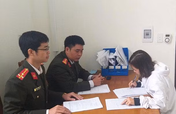 Công an Thanh Hoá lập biên bản xử phạt đối tượng tung tin sai sự thật Công an Thanh Hoá lập biên bản xử phạt đối tượng tung tin sai sự thật