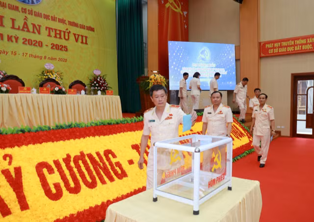 Đại hội bỏ phiếu bầu Ban Chấp hành khoá mới