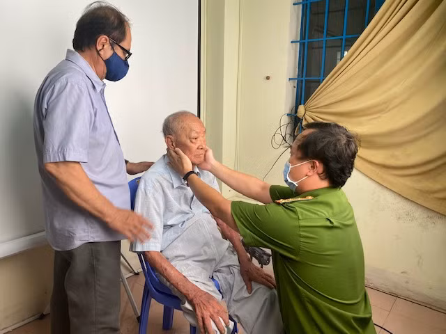 Hướng dẫn tư thế ngồi chụp ảnh cho cụ Vũ Bá Lộc (88 tuổi).