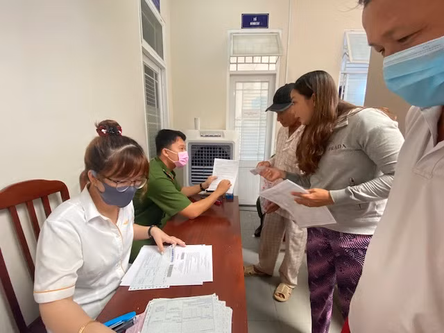 Hướng dẫn cho người dân thị trấn Long Hải khai thủ tục làm CCCD
