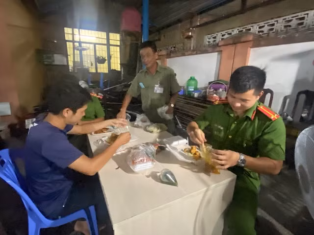 Tranh thủ ăn cơm hộp lót dạ để tiếp tục vào ca đêm.