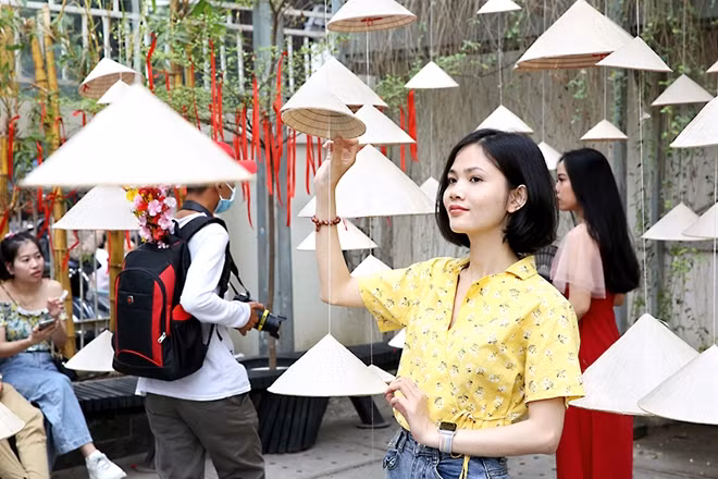 Ngoài ra, nhiều không gian mang tính truyền thống cho người dân tham quan, chụp ảnh lưu niệm