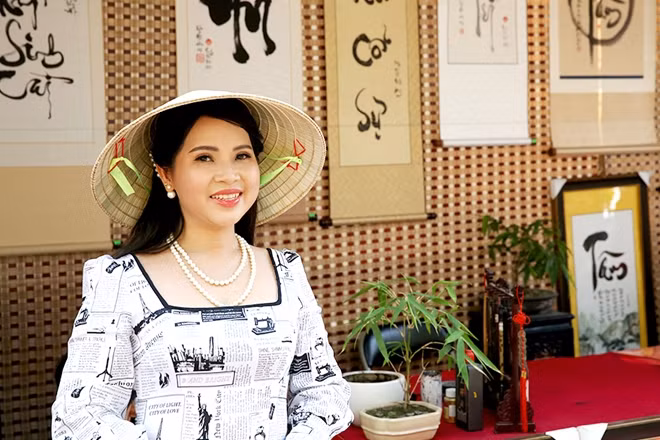 Nhiều cô gái diện đủ màu sắc lên Phố ông đồ chụp ảnh