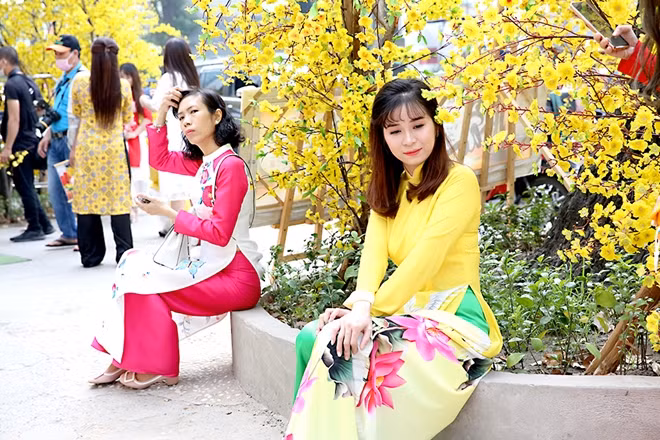 Mỗi người chọn cho mình một khung cảnh ấn tượng để lưu lại ảnh đẹp dịp tết Tân Sửu trên Phố Ông đồ